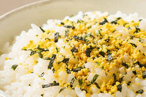 Furikake noritama sur un bol de riz