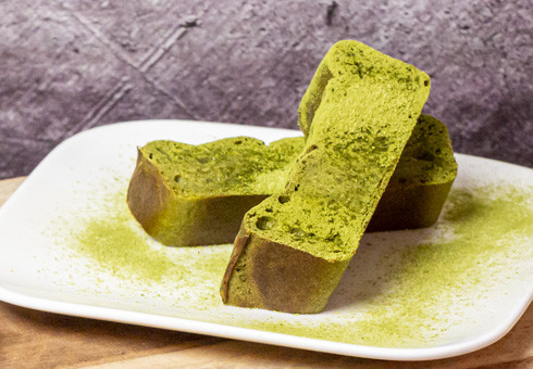 Make a delicious matcha and white chocolate cake at home—a Japanese-inspired pastry!