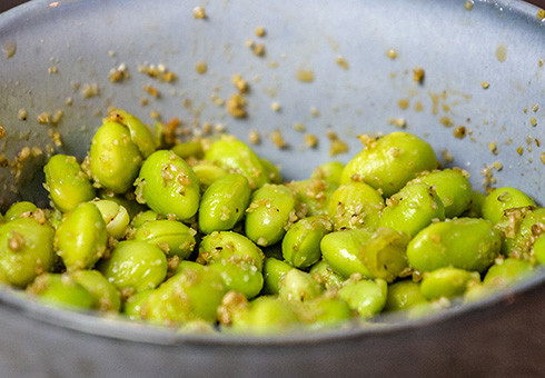 Make the perfect Japanese appetizer : sesame edamame