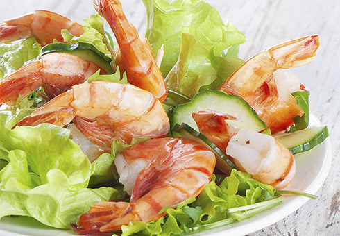 Ocean freshness: a quick and healthy shrimp & lettuce salad