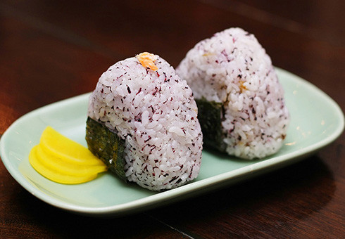 Shiso-flavoured furikake onigiri 🎬