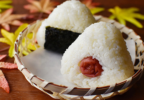 Onigiri à la prune umeboshi 🎬