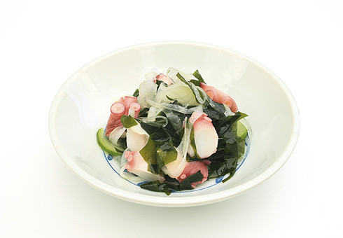 Make octopus and wakame salad — healthy and refreshing, perfect for summer!